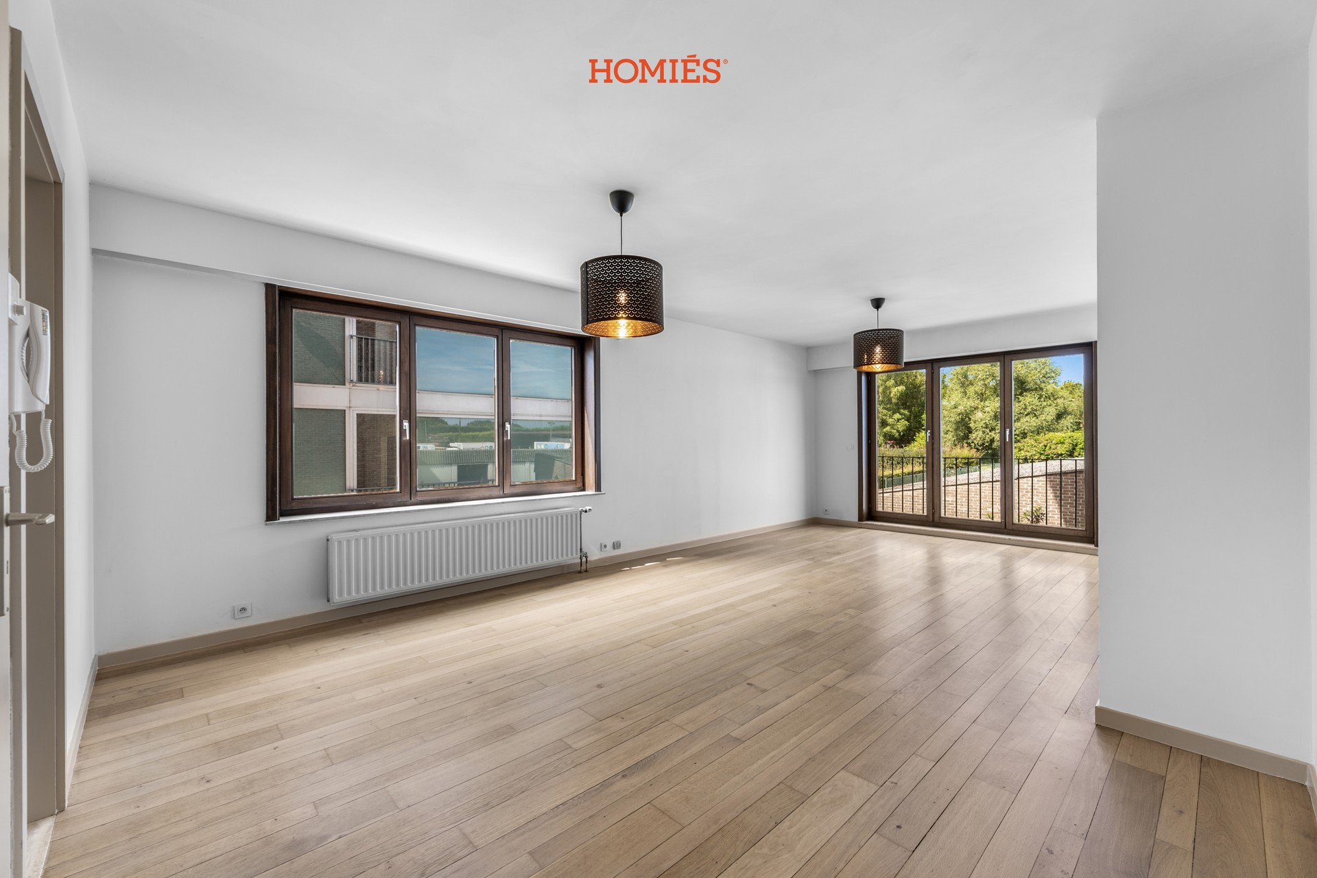 Instapklaar en vernieuwd 2-slaapkamerappartement met garage