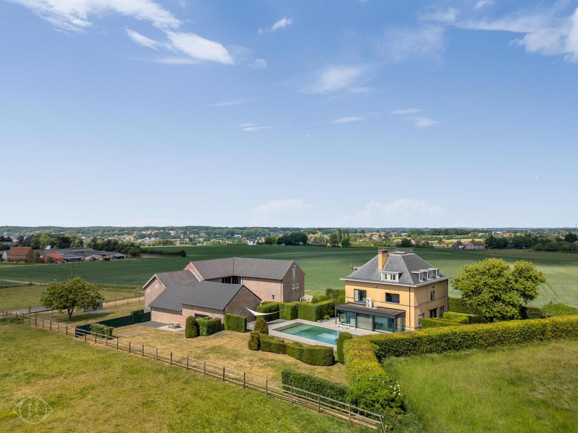 Prachtige villa & kantoorgebouw in groene omgeving
